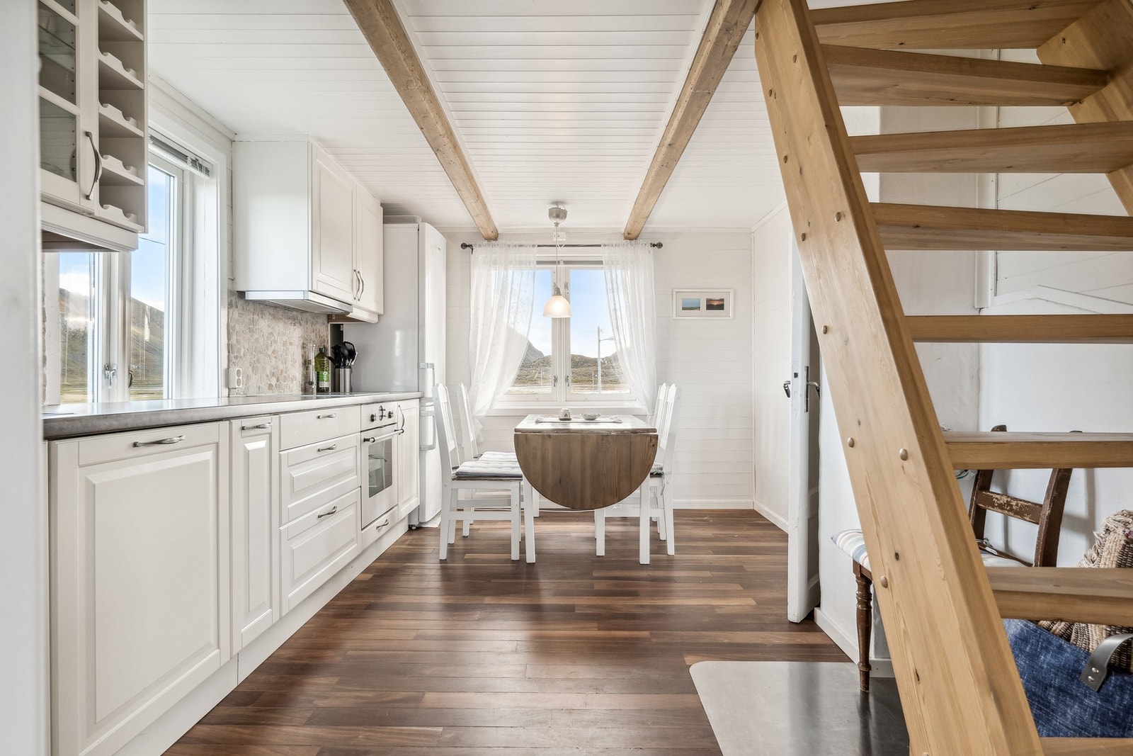 Romslig kjøkken med plass til liten spisegruppe. Galleribilde