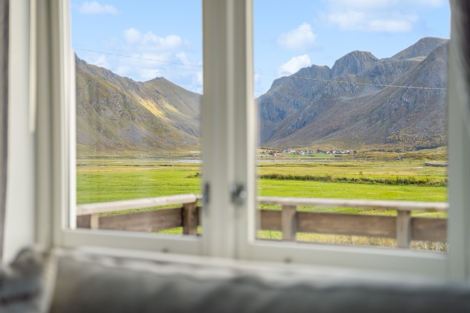 Utsikt mot gresskledde enger og majestetiske fjell. Galleribilde