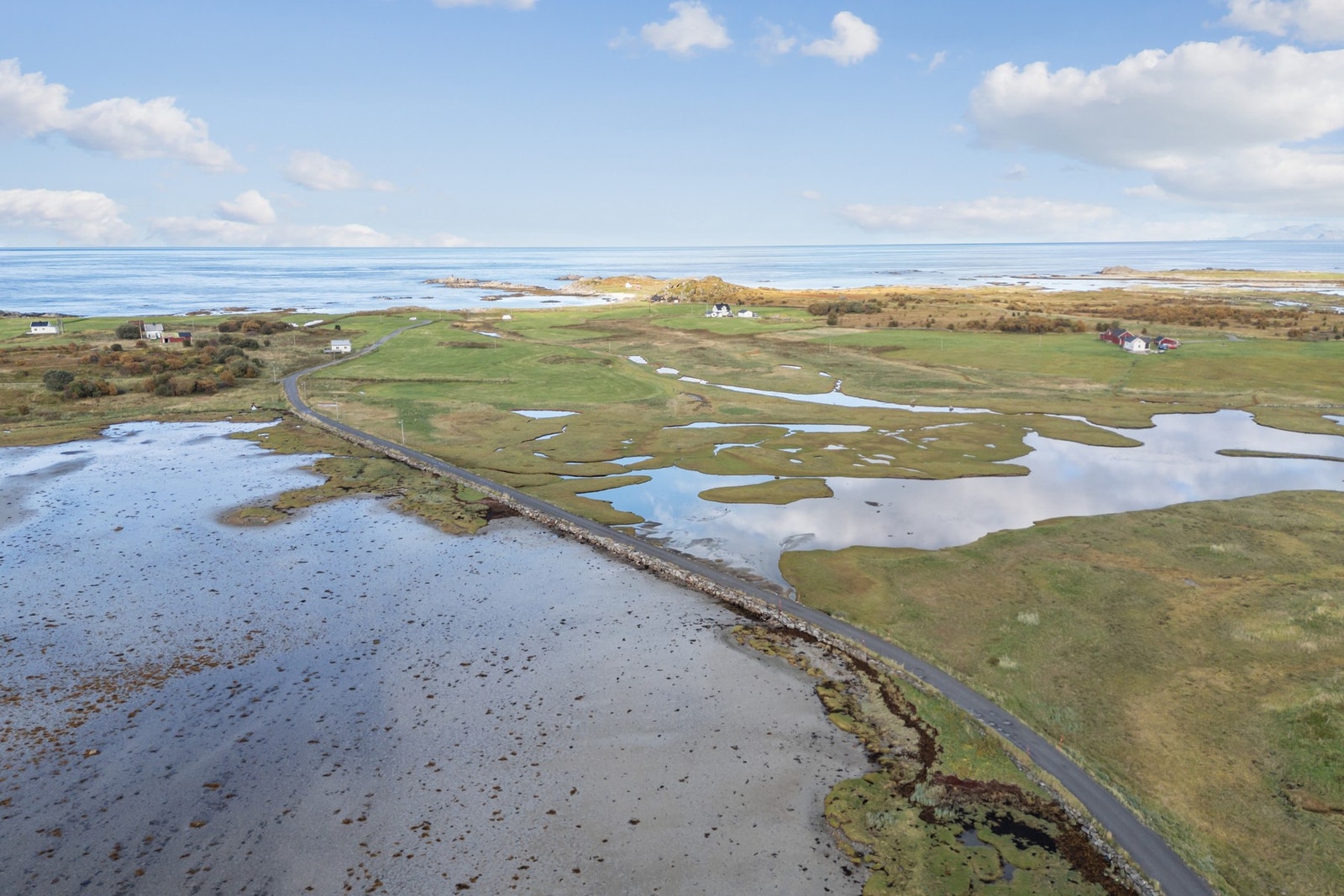 Sandøya kan by på vakker natur, lune viker og strender, høye fjell og fantastiske turmuligheter til vann og til land. Galleribilde
