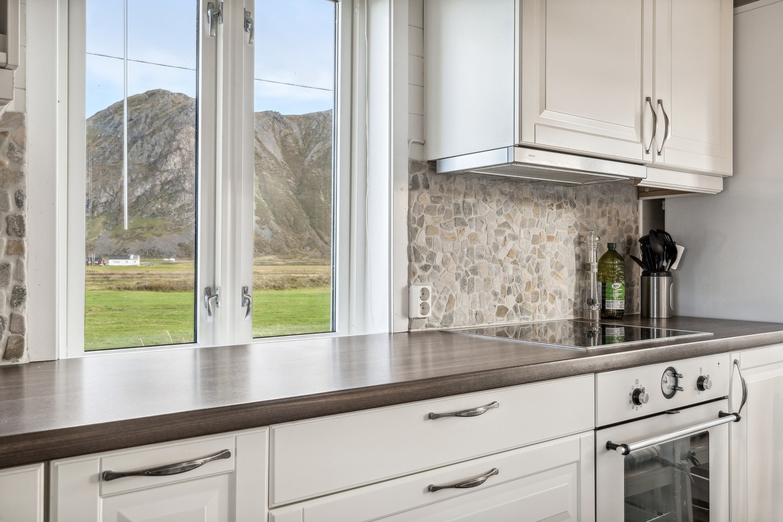 Store vindusflater gir mye naturlig lys i rommet. Galleribilde