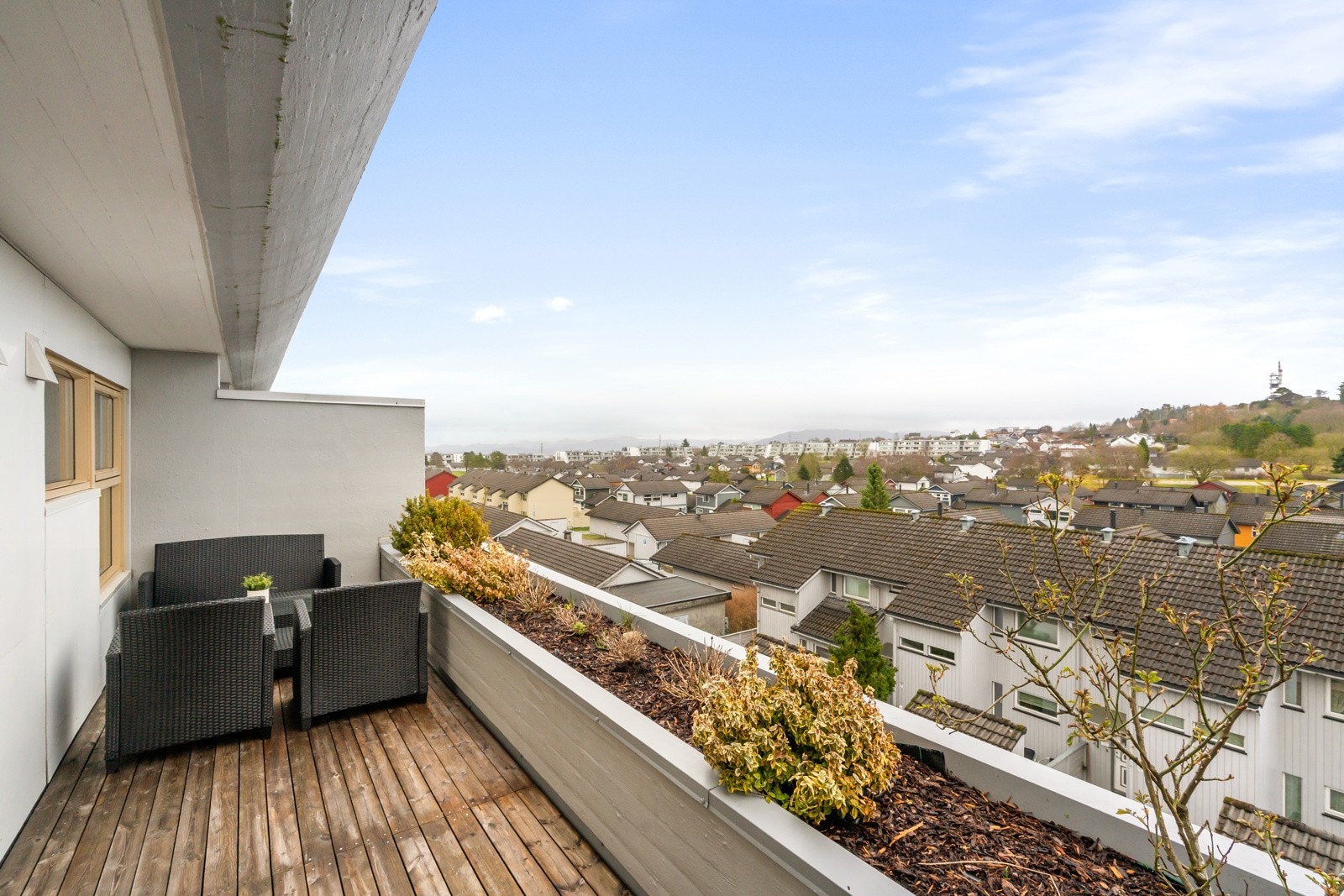 Velkommen til en lys og romslig 3-roms toppleilighet med ettertraktet og sentral beliggenhet. Galleribilde