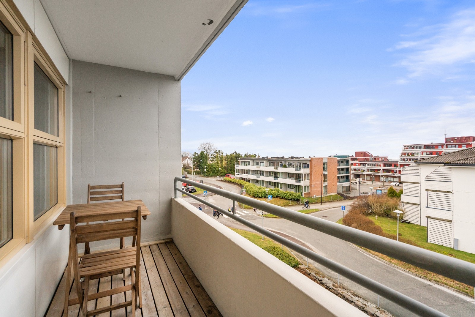 Fra kjøkkenet har man utgang til enda en terrasse, med plass til utemøbler. Her kan man nyte flott kveldssol. Galleribilde