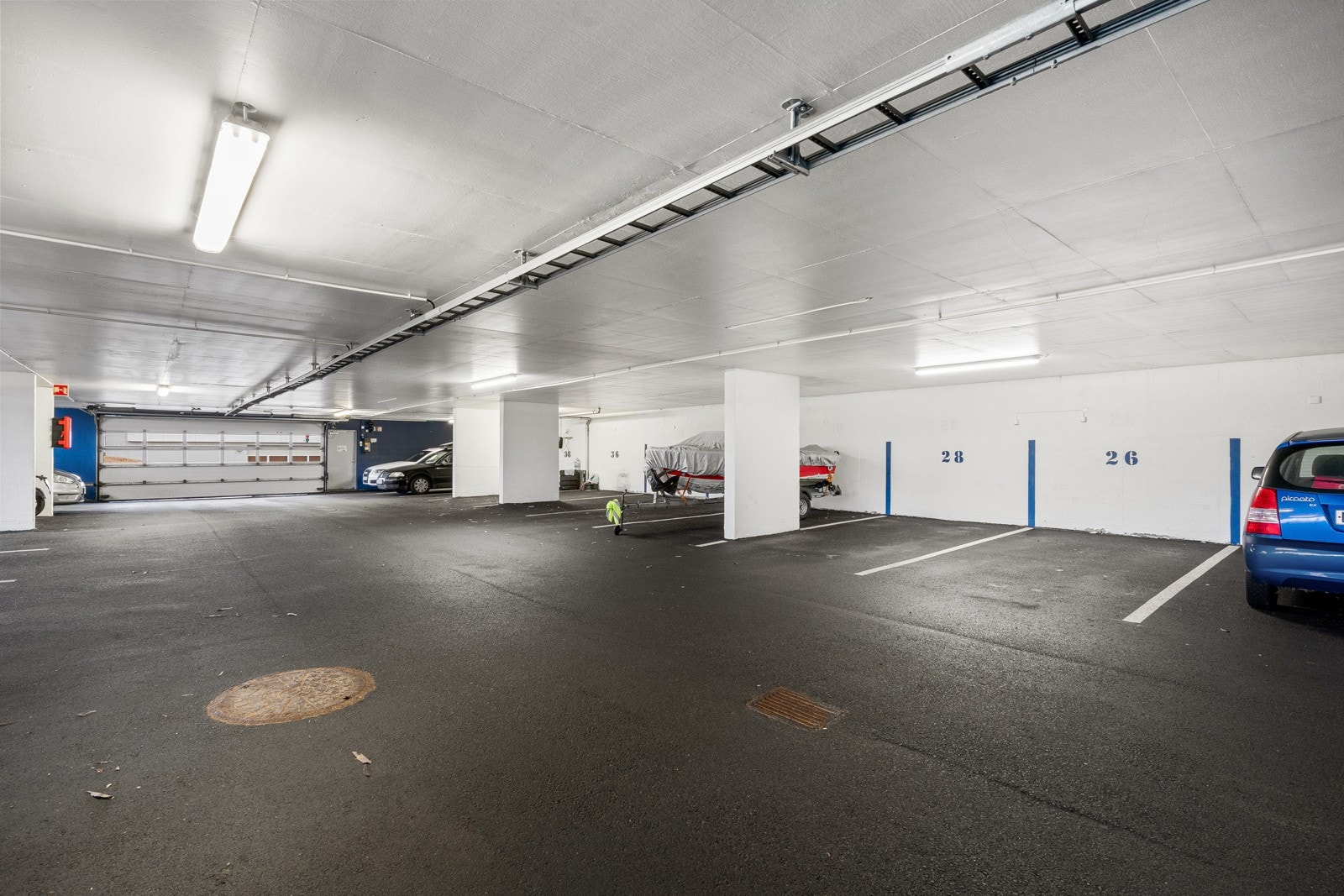 Tilhørende boligen er fast parkering i lukket anlegg, med mulighet for elbil-lader. Galleribilde
