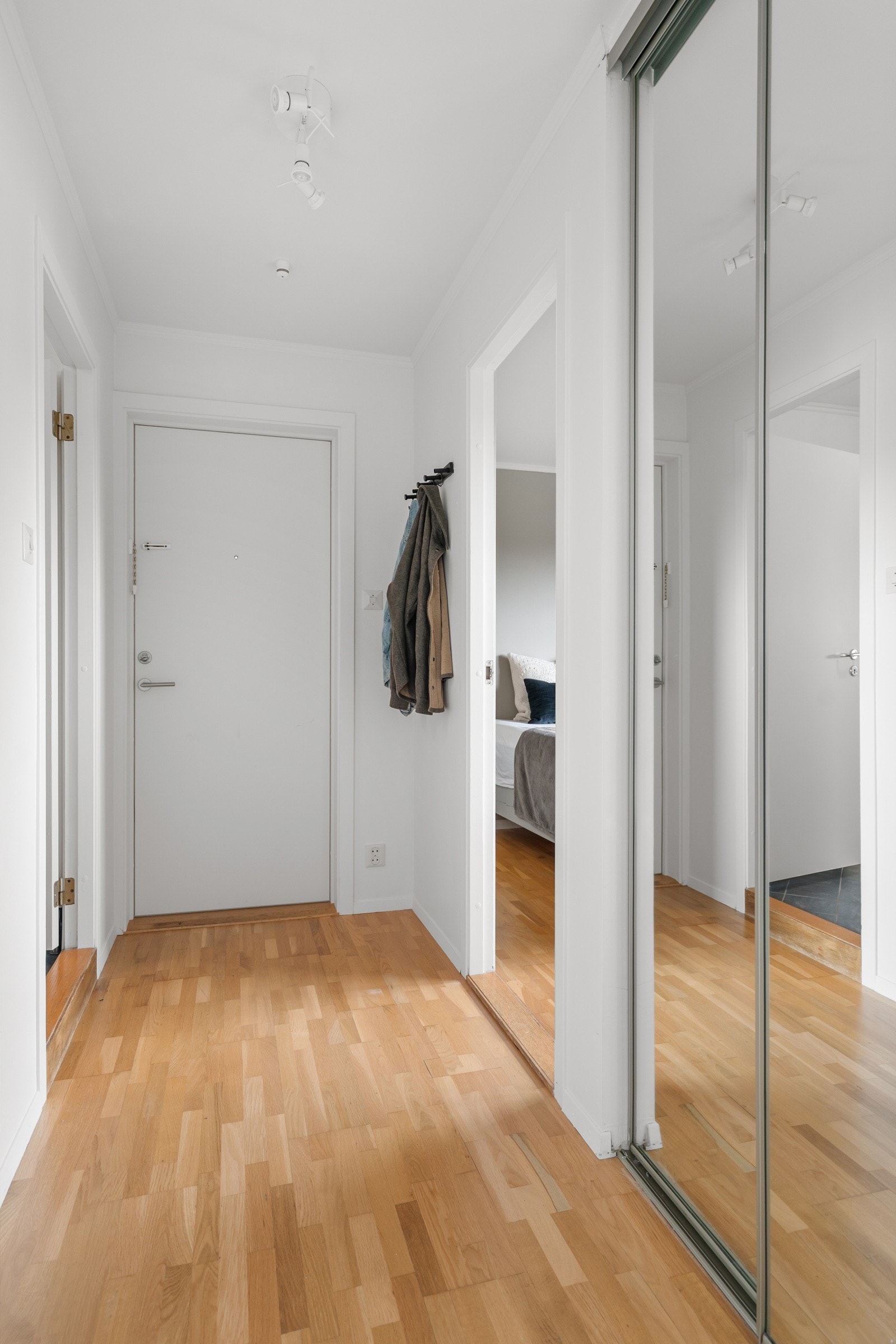 Entréen har praktisk skyvedørsgarderobe. Galleribilde
