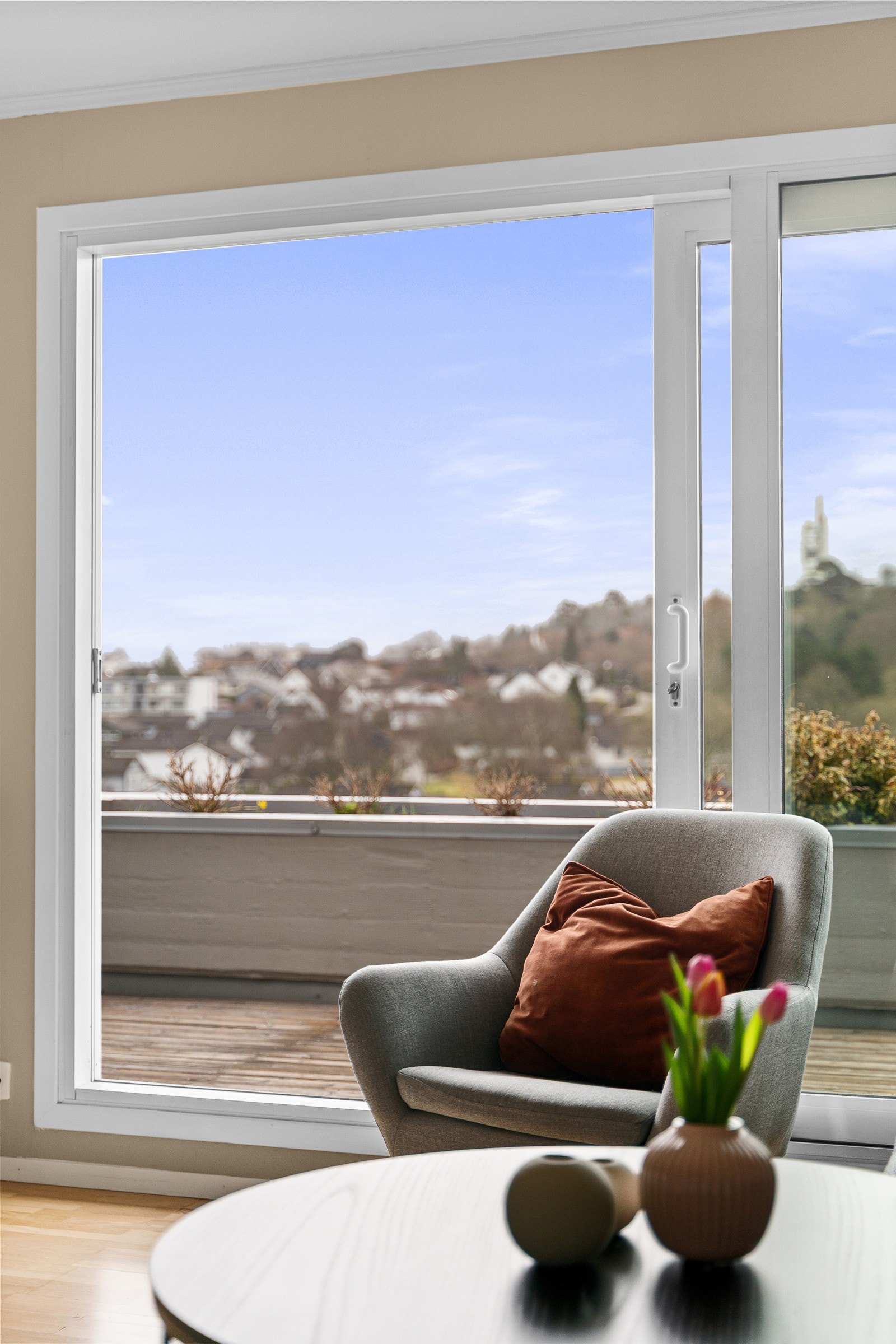 Fra stuen har man utgang til terrasse, med gode sol- og utsiktsforhold. Galleribilde