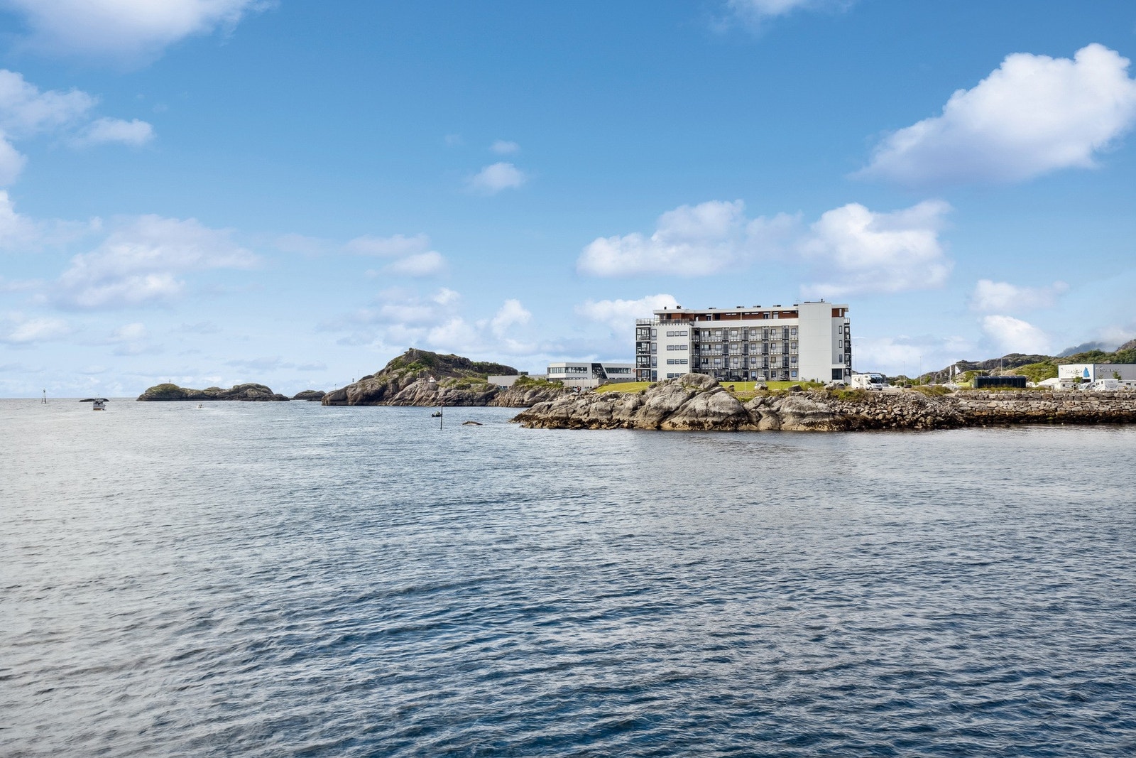 Sjøsiden ligger fint til i sjøkanten i sentrumsområdet Galleribilde