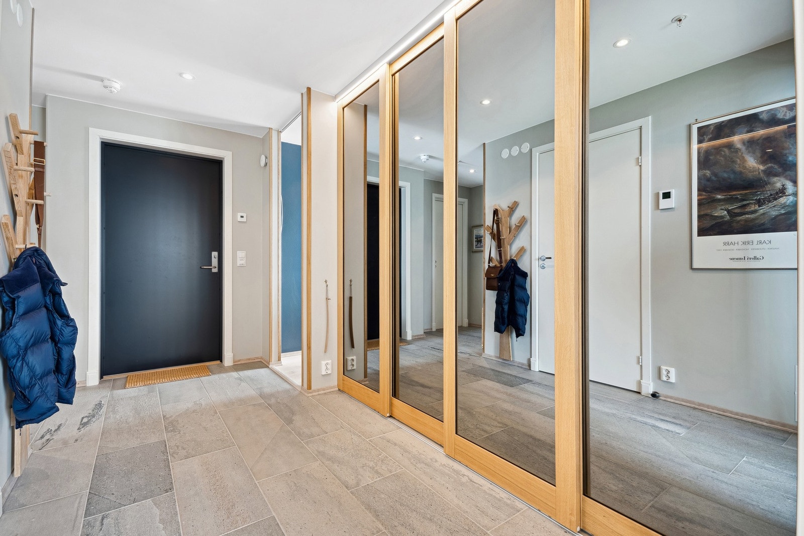 I entreen er det en stor skyvedørsgarderobe Galleribilde