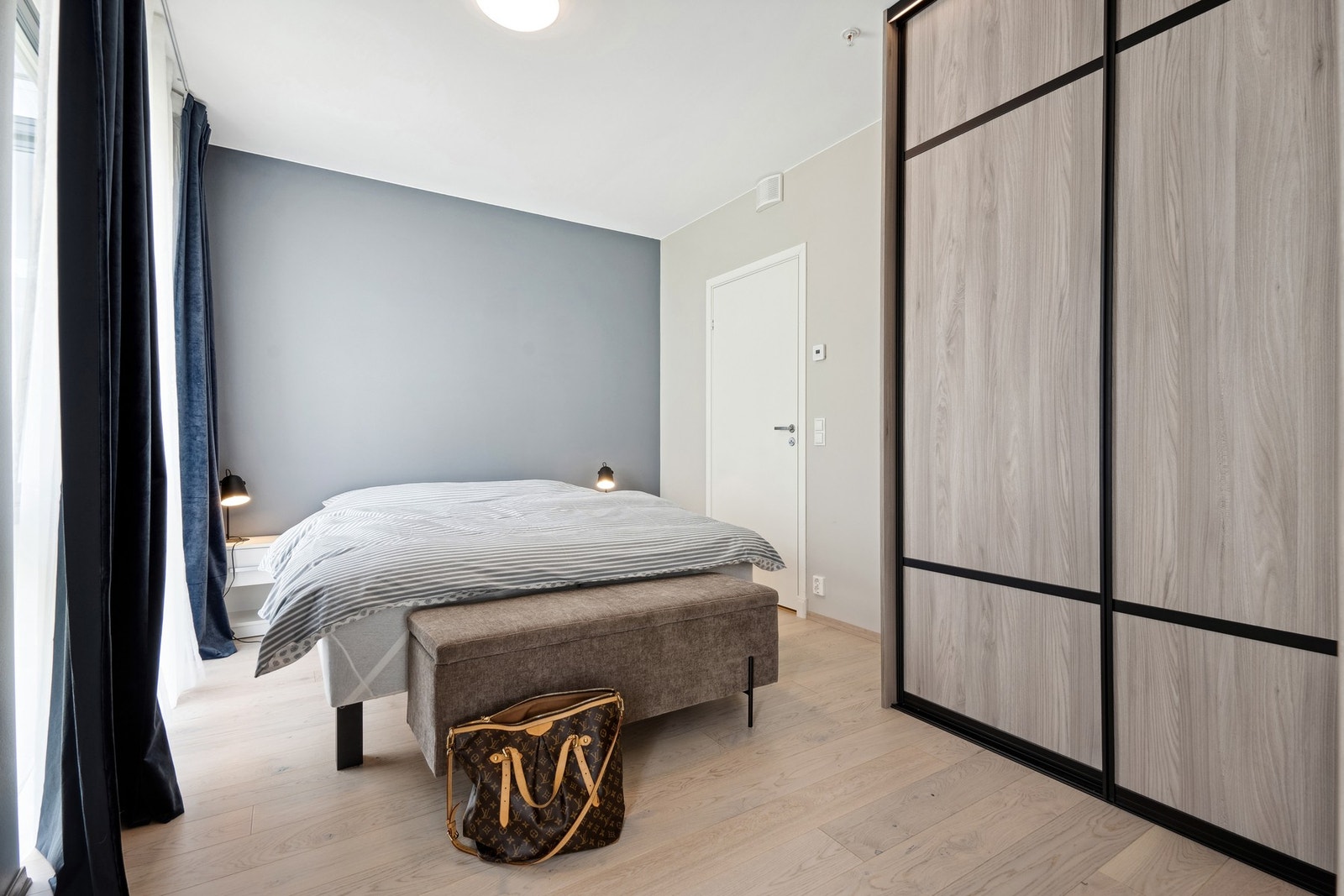 Dette er hovedsoverommet og ligger mot vest. Det har skyvedørsgarderobe og adkomst til eget bad Galleribilde