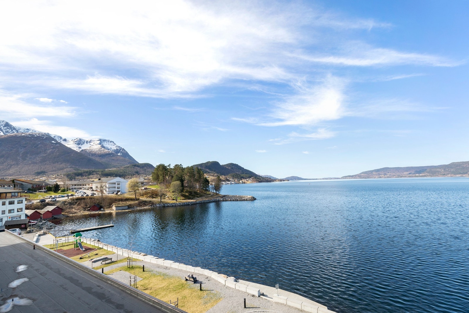 Fra leiligheten kan du nyte nydelig sjøutsikt. Galleribilde