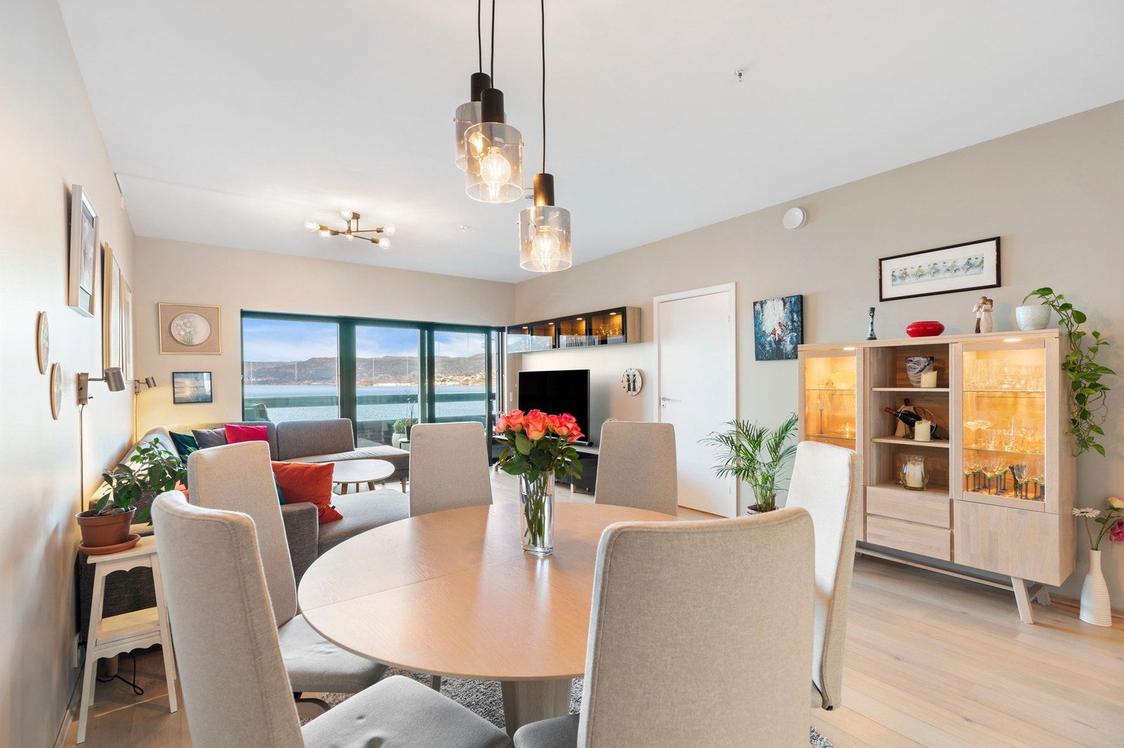 Fra stue er det utgang til innglasset veranda med dekke av MøreRoyal og strømuttak på vegg. Galleribilde