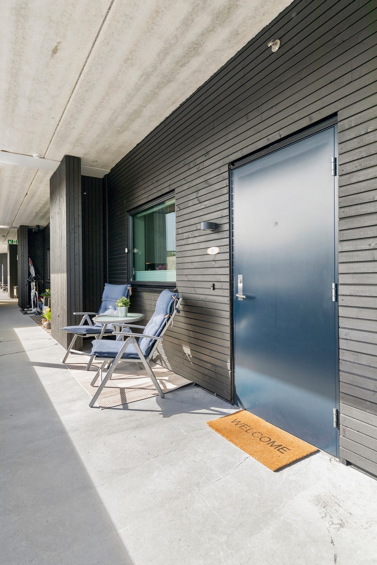 Koselig uteplass ved inngangsdøren. Praktisk nisje for oppbevaring. Galleribilde