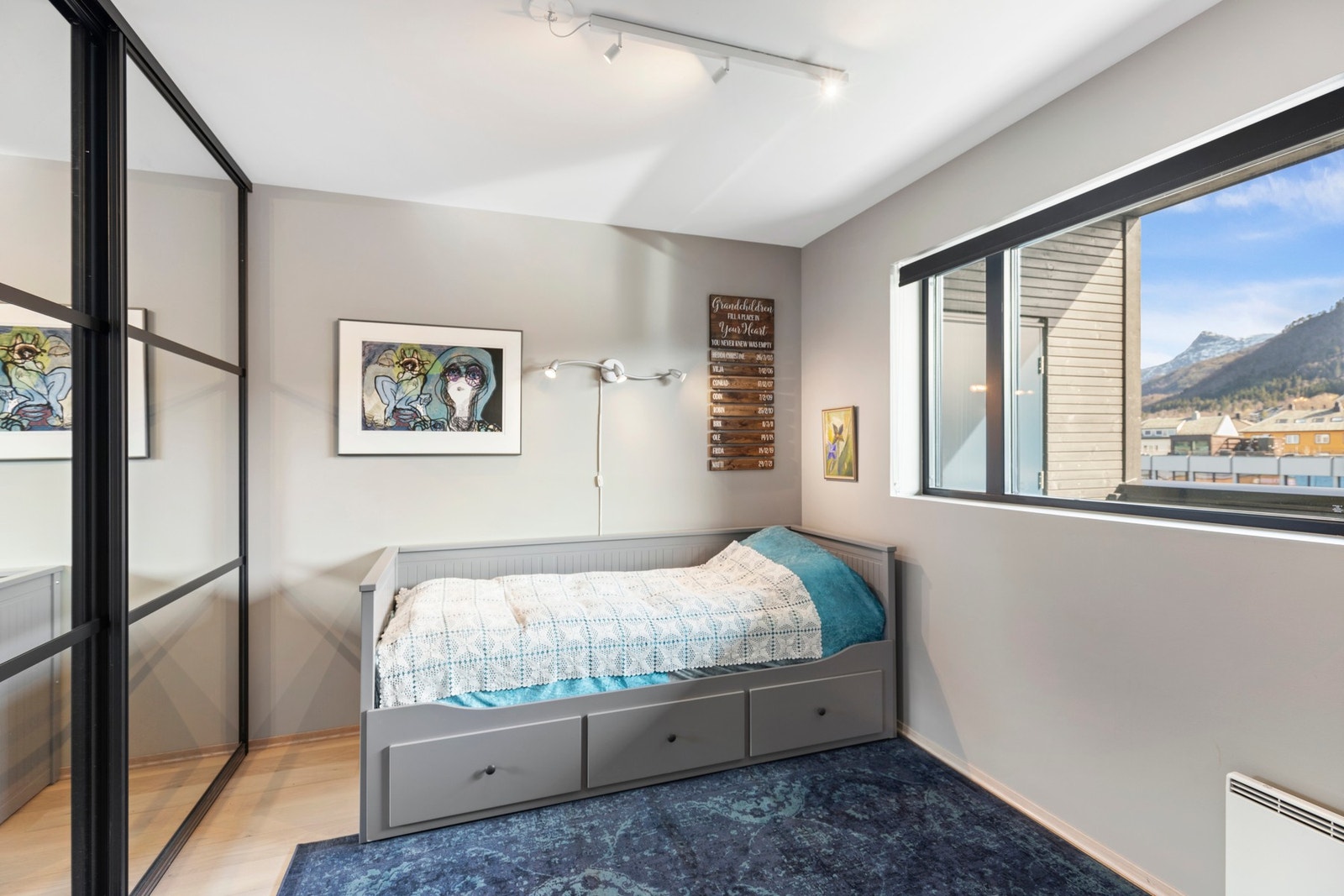 Soverom 2 har tilhørende skyvedørsgarderobe med speilfronter. Galleribilde