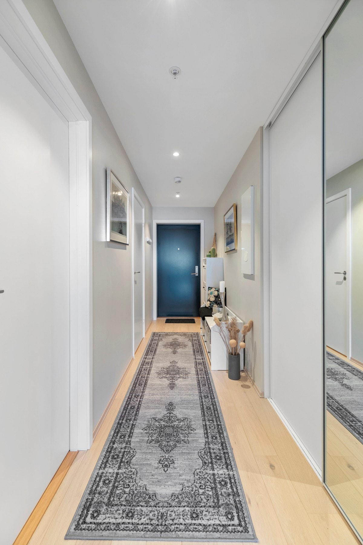 Gang med skyvedørsgarderobe fra Norema. Galleribilde