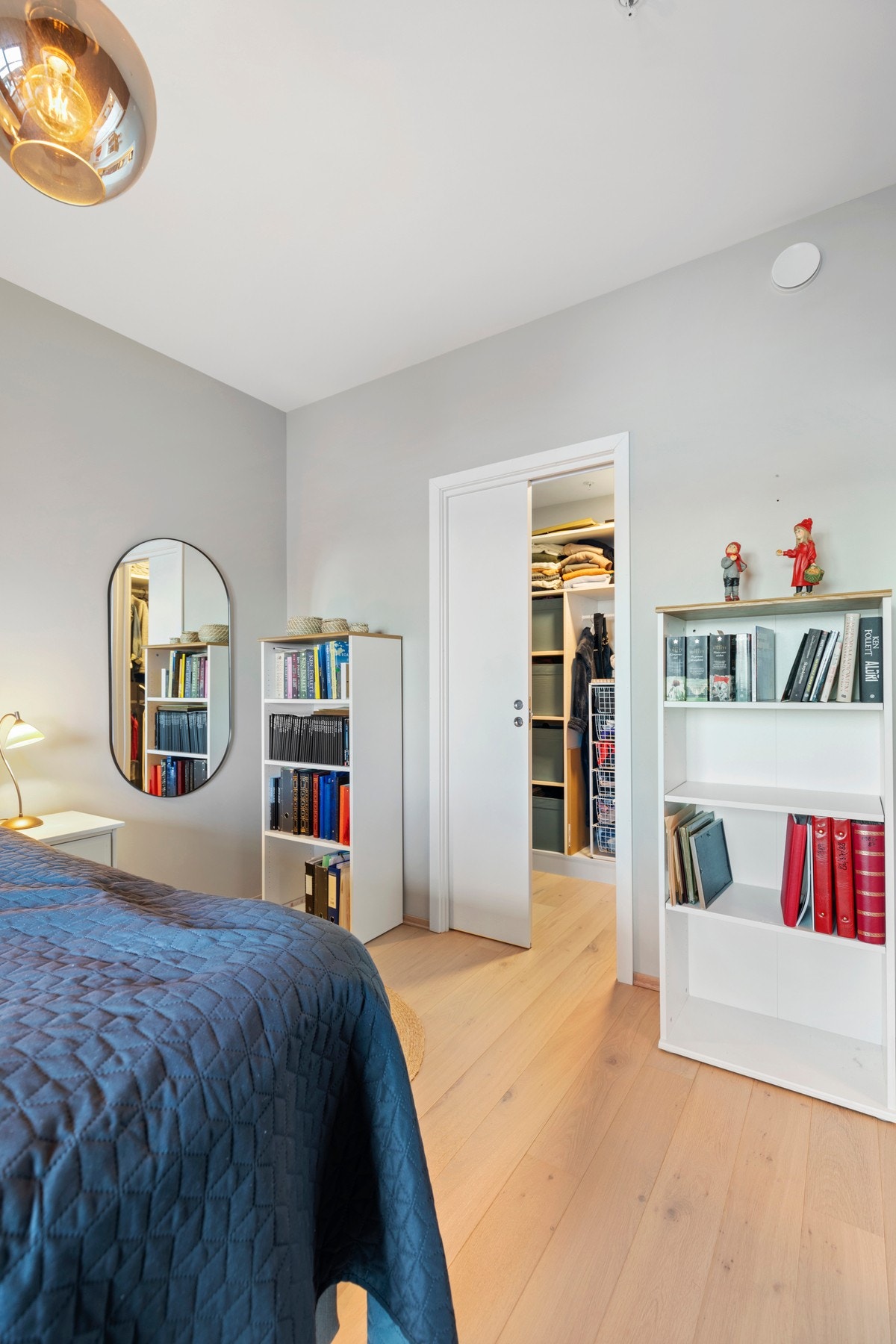 Fra soverommet er det tilkomst til walk-in-closet. Galleribilde