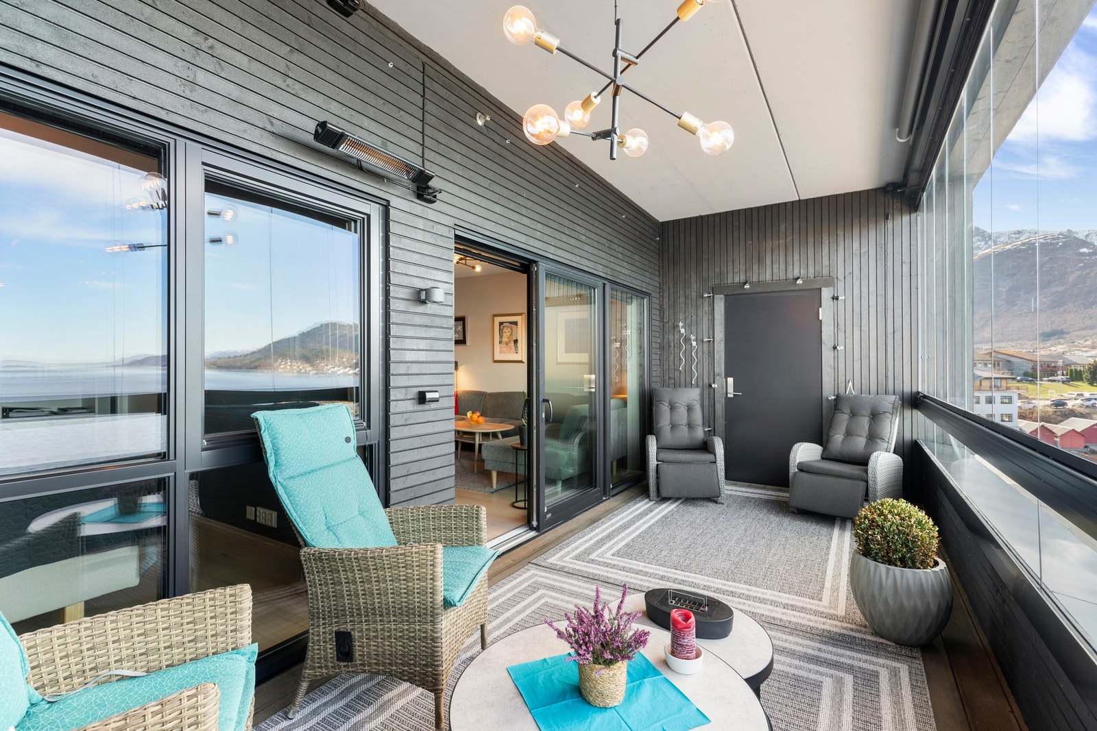 Verandaen er innglasset, noe som forlenger brukstiden betraktelig. Alle vinduer kan skyves til side. Praktisk bod på veranda. Galleribilde