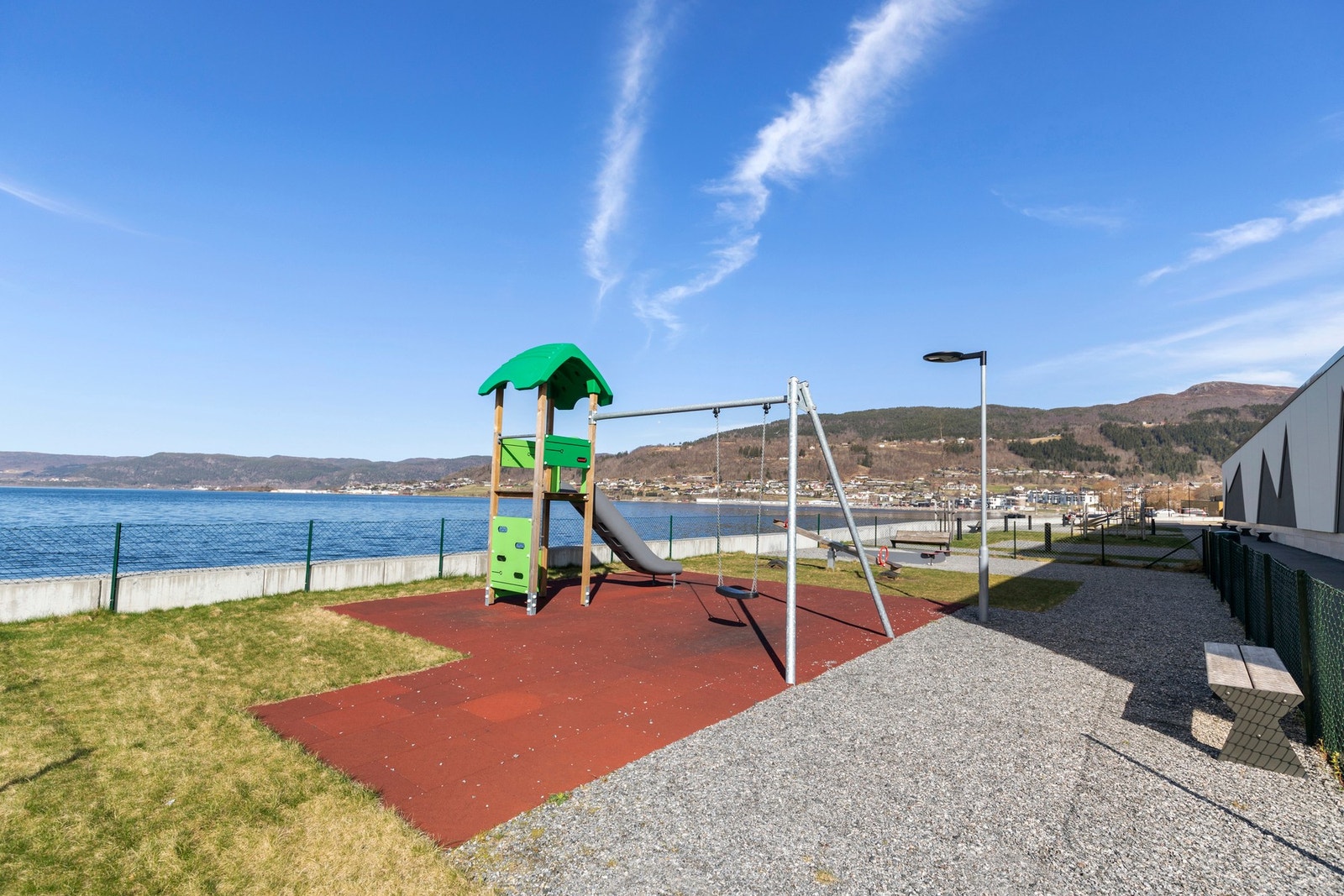 Meget pene utearealer rundt bygget. Galleribilde