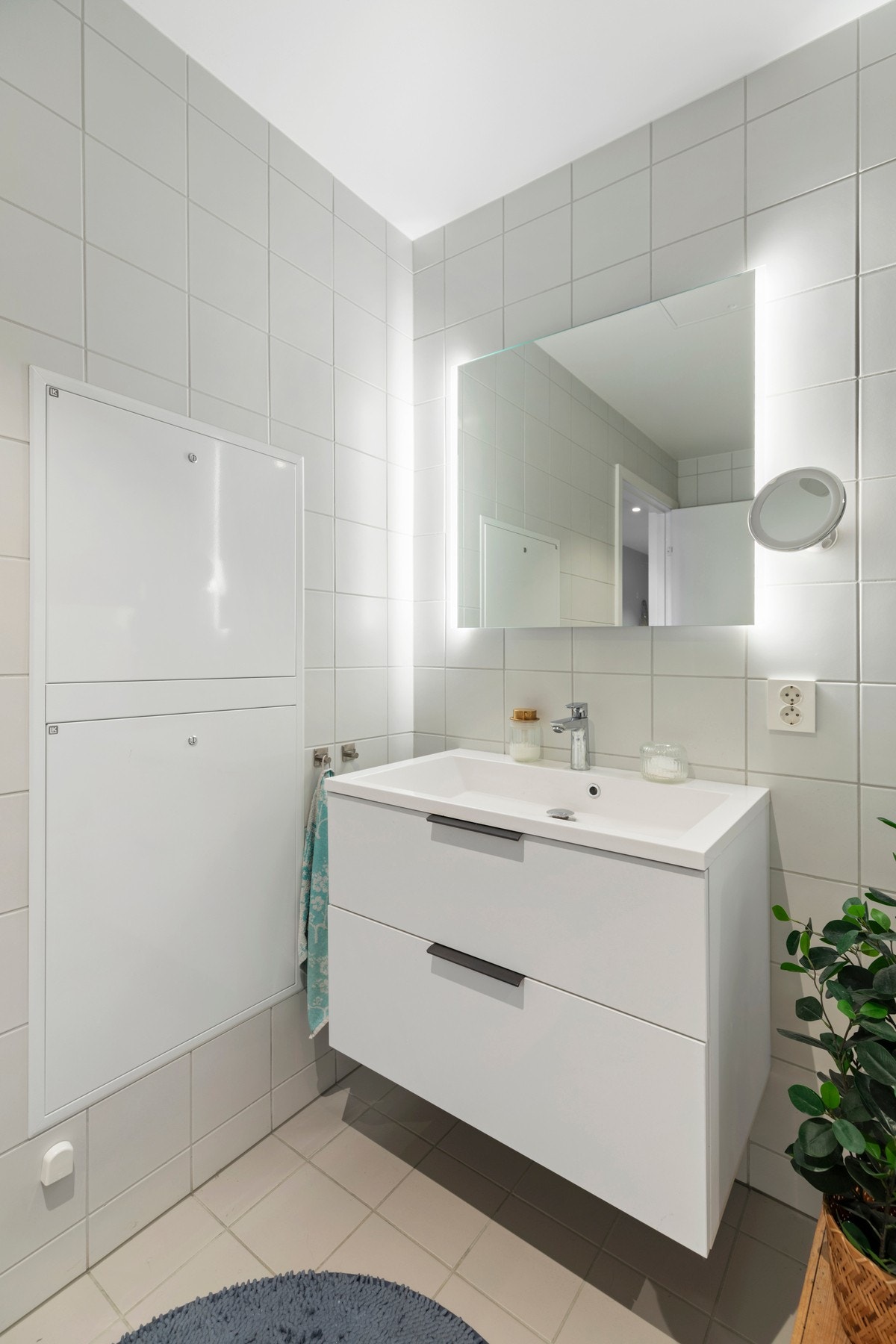 Baderomsinnredning med servant, speil og belysning. Galleribilde