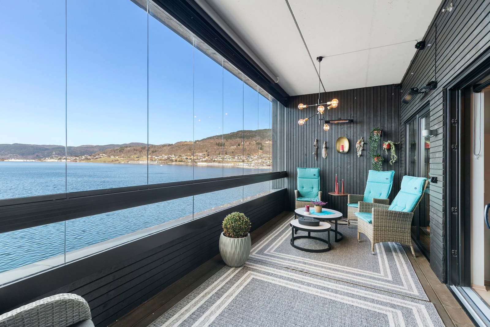 Romslig, innglasset veranda på 15 kvm. Galleribilde