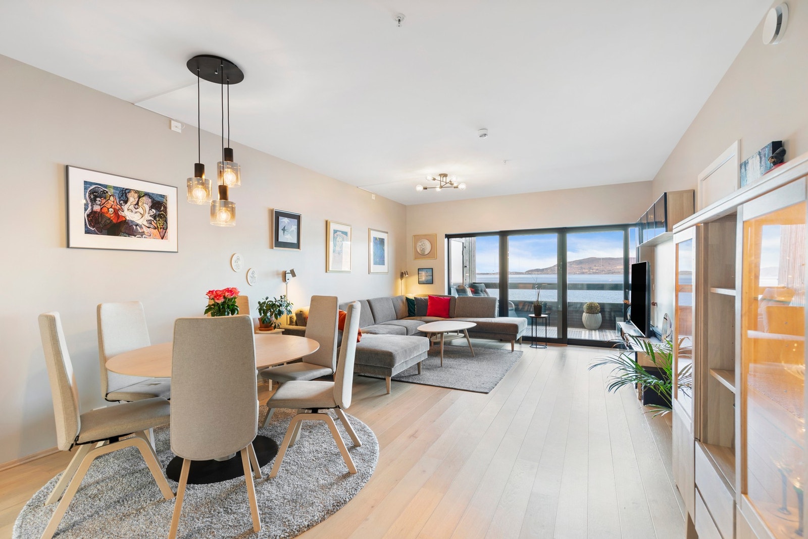 Lys og trivelig stue med en-stavs eikeparkett på gulv og lysmalte vegger. Stuen er av god størrelse og har plass til både sofagruppe og spisebord. Galleribilde