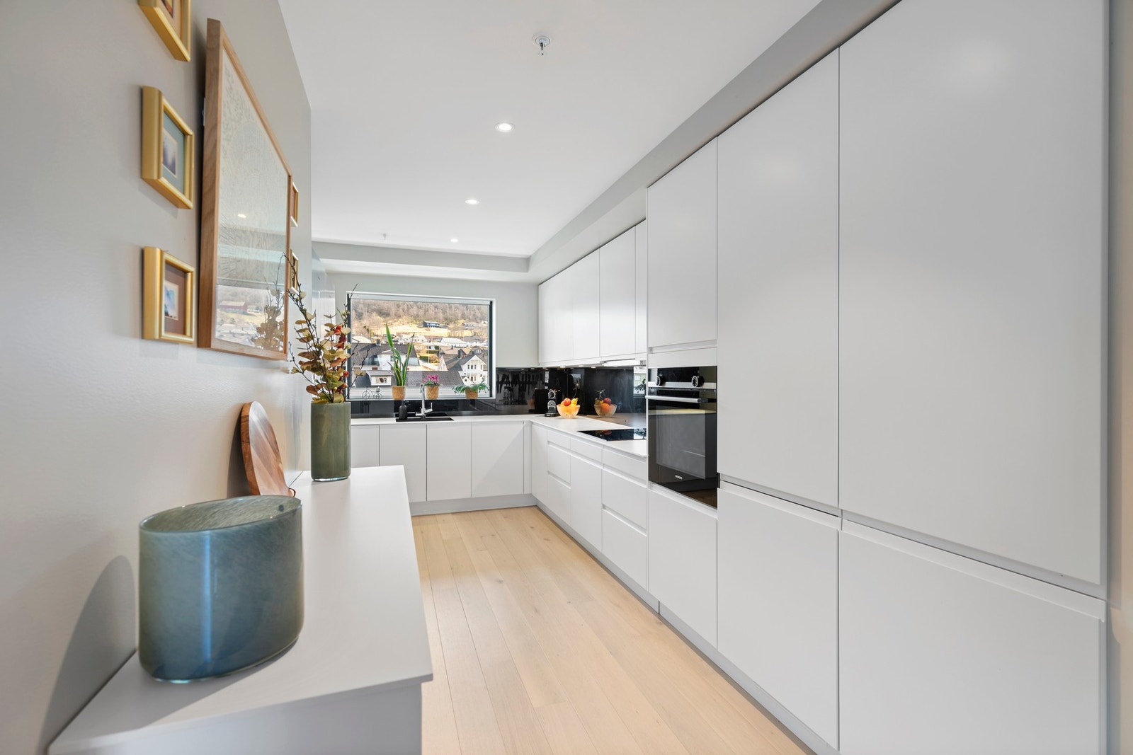 Kjøkkenet har innredning fra Norema med hvite, slette fronter. Galleribilde