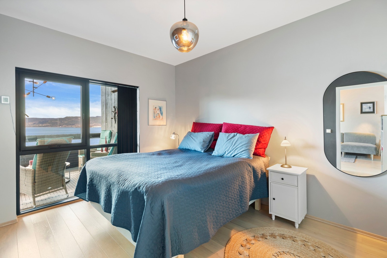 Hovedsoverommet ligger vendt mot vest og har god størrelse. Galleribilde