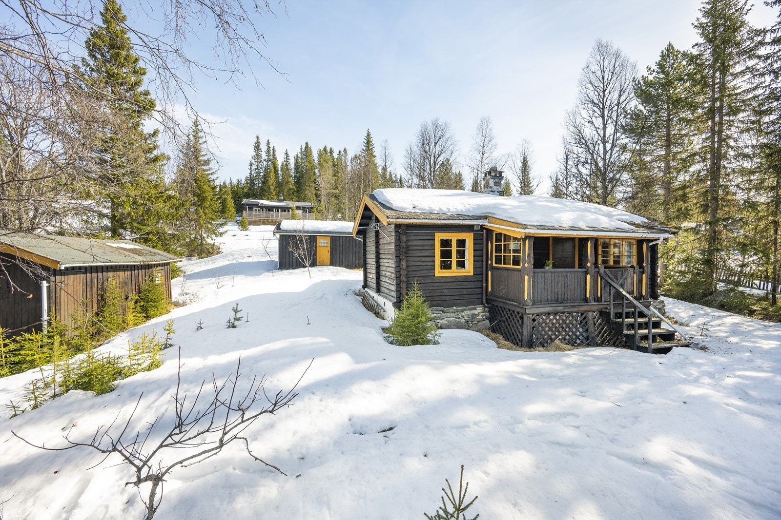 I tillegg til hytta består eiendommen av et anneks og et uthus. Galleribilde