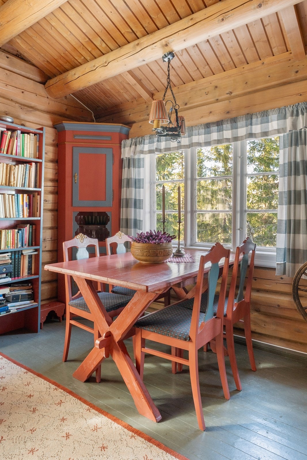 Koselig spiseplass ved vinduet mot vest. Galleribilde