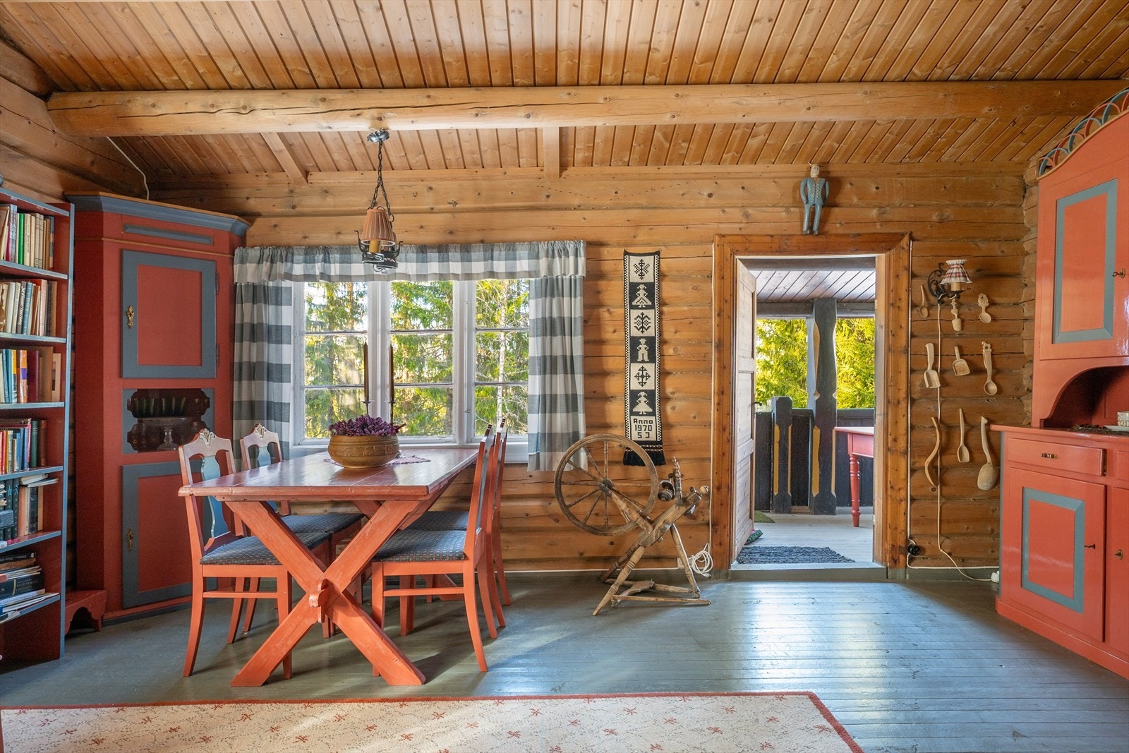 Fra stua er det utgang til en koselig, lun og overbygd uteplass. Galleribilde