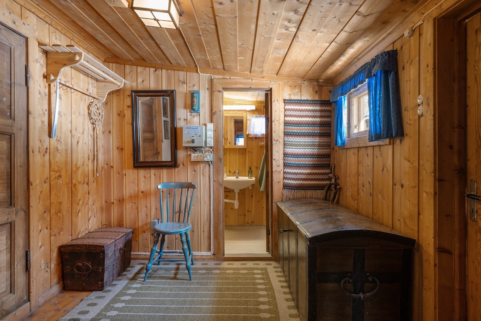 Gang m/plass til yttertøy og sko, og videre adkomst til stue, soverom og sanitærrom. Galleribilde