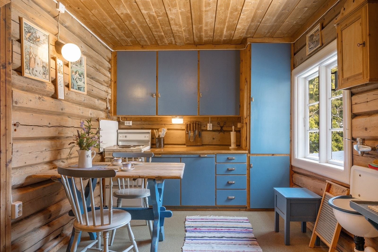 Kjøkkenet har plassbygd innredning m/glatte, malte fronter. Galleribilde