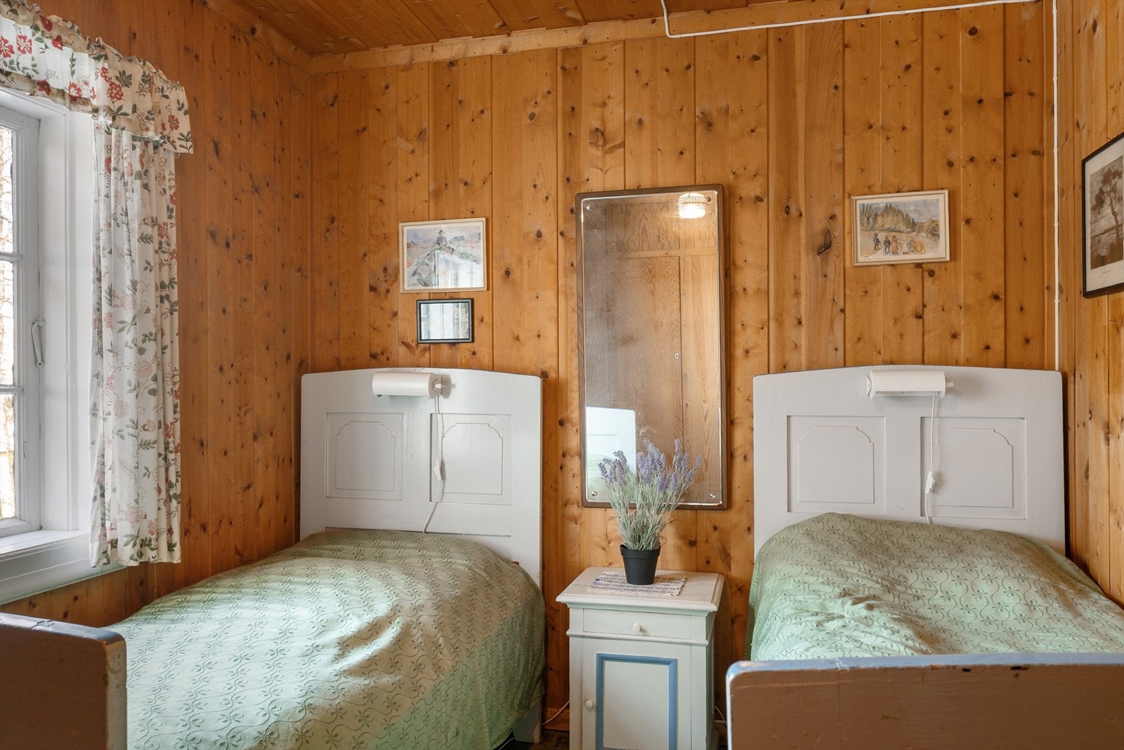 Hovedsoverommet er innredet med to enkeltsenger. Soverom 2 er ikke avbildet i denne salgsoppgaven. Galleribilde