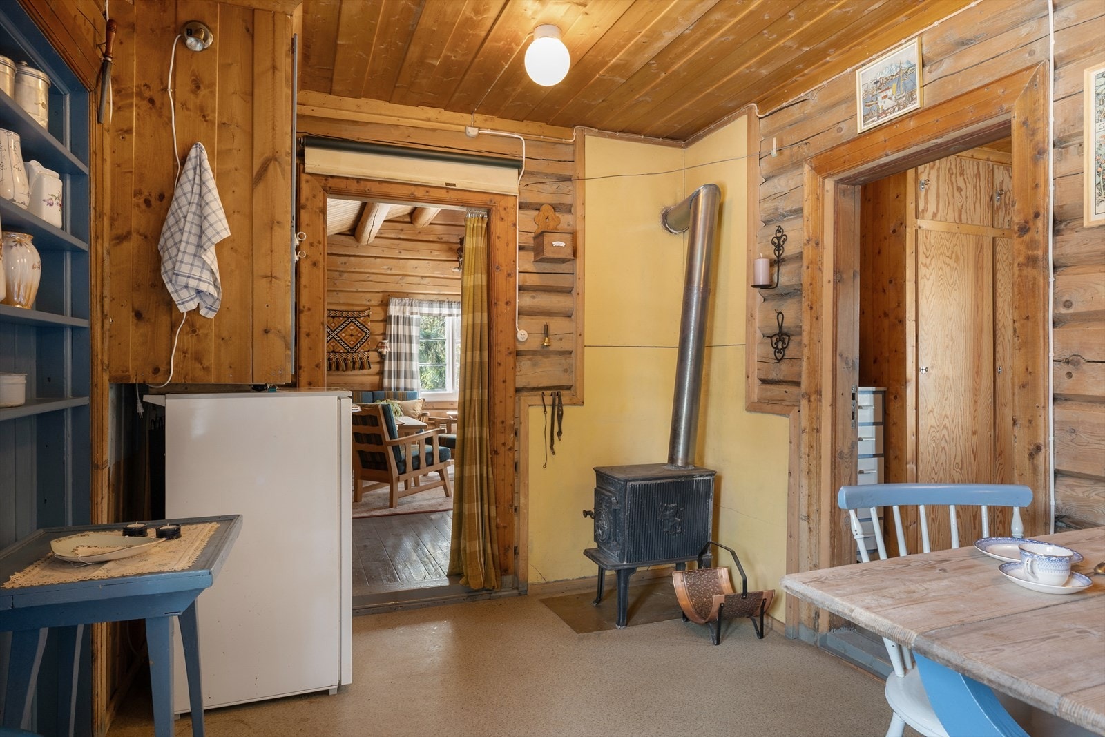 Kjøkkenet har egen vedovn. Galleribilde