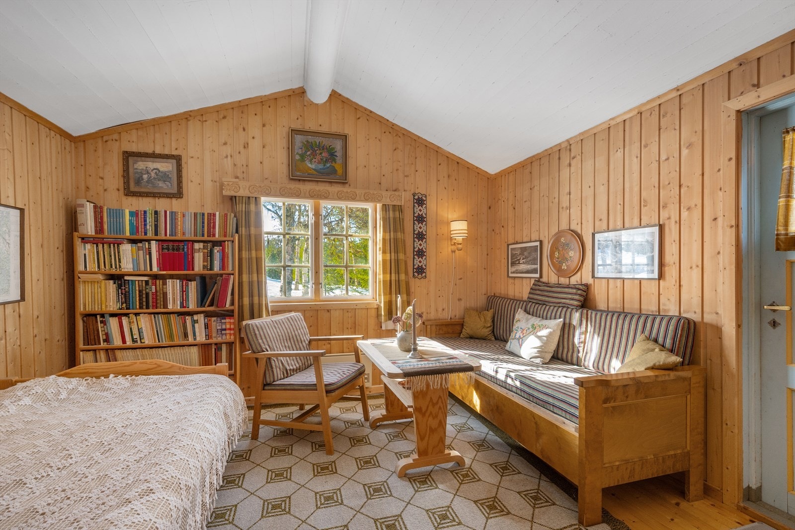 Det andre rommet i annekset er innredet m/sofa og sengeplass. Galleribilde