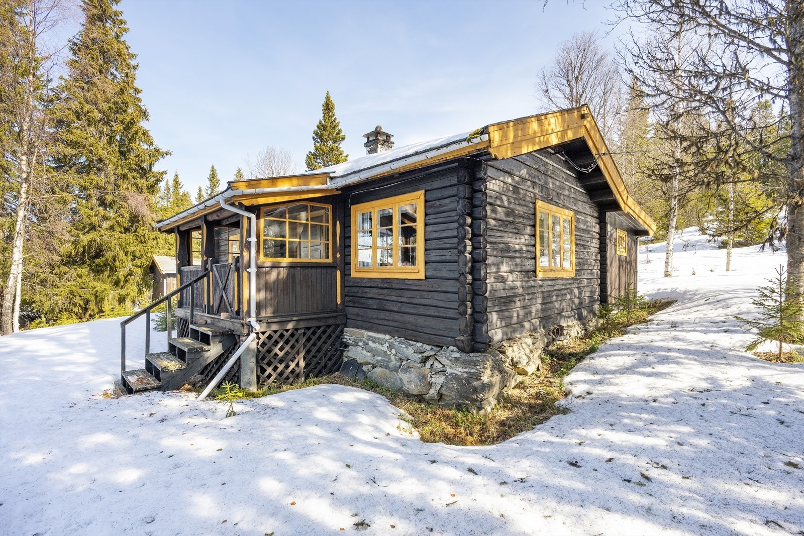 Gålåvegen 1265 er en sjarmerende hytteeiendom fra 1925 m/stort oppgraderingsbehov. Galleribilde