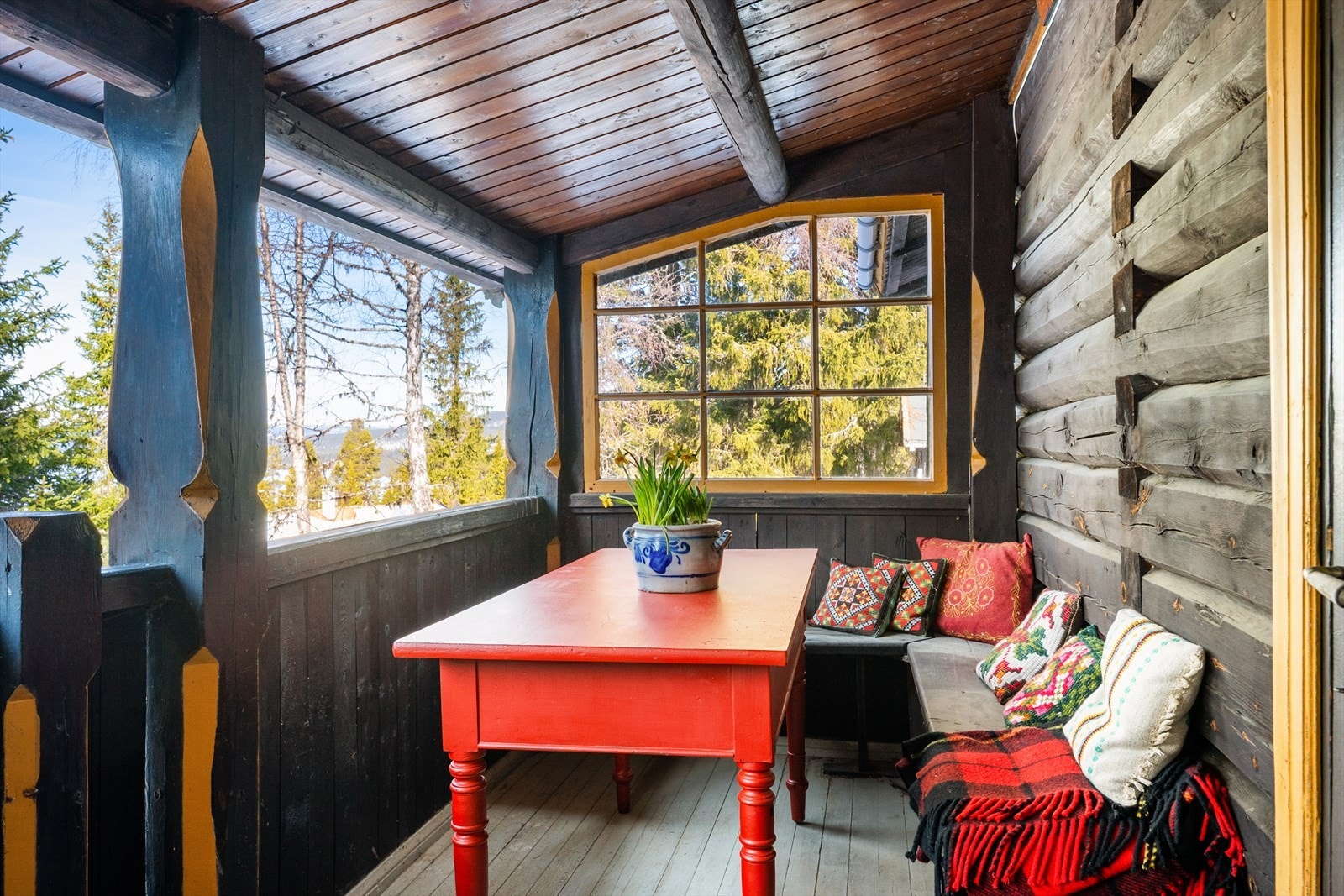 Fra terrassen er det utsikt mot Gålåvatnet. Galleribilde