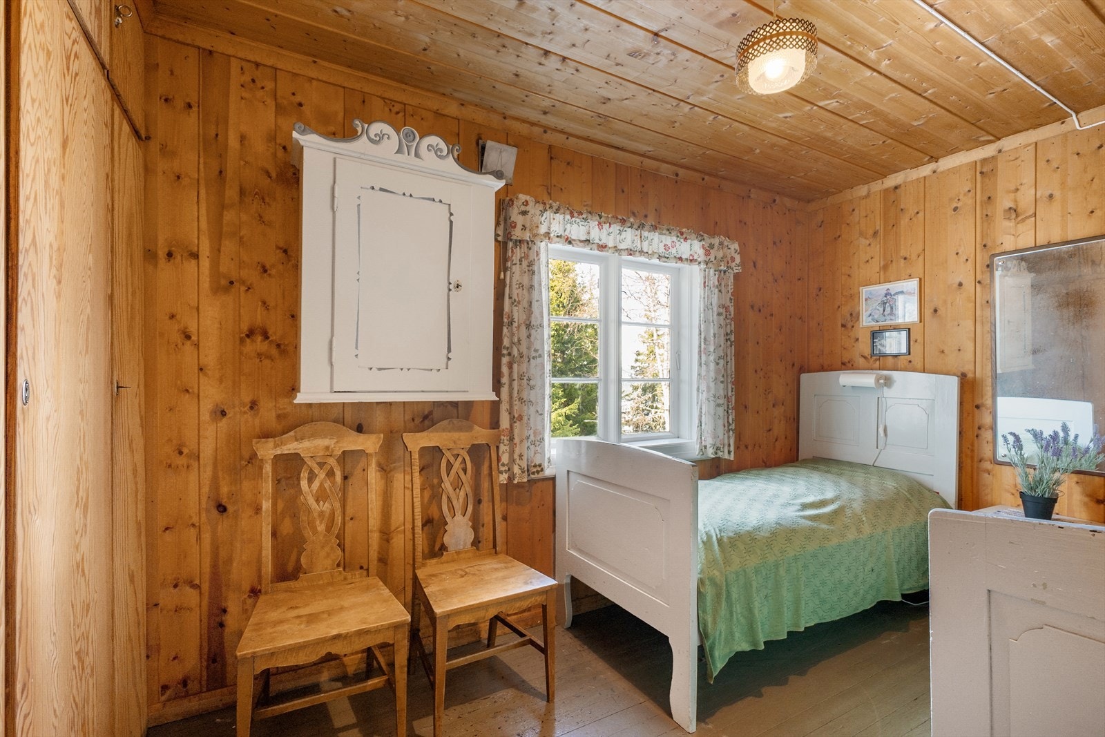 Soverommet har plassbygde garderobeskap. Galleribilde