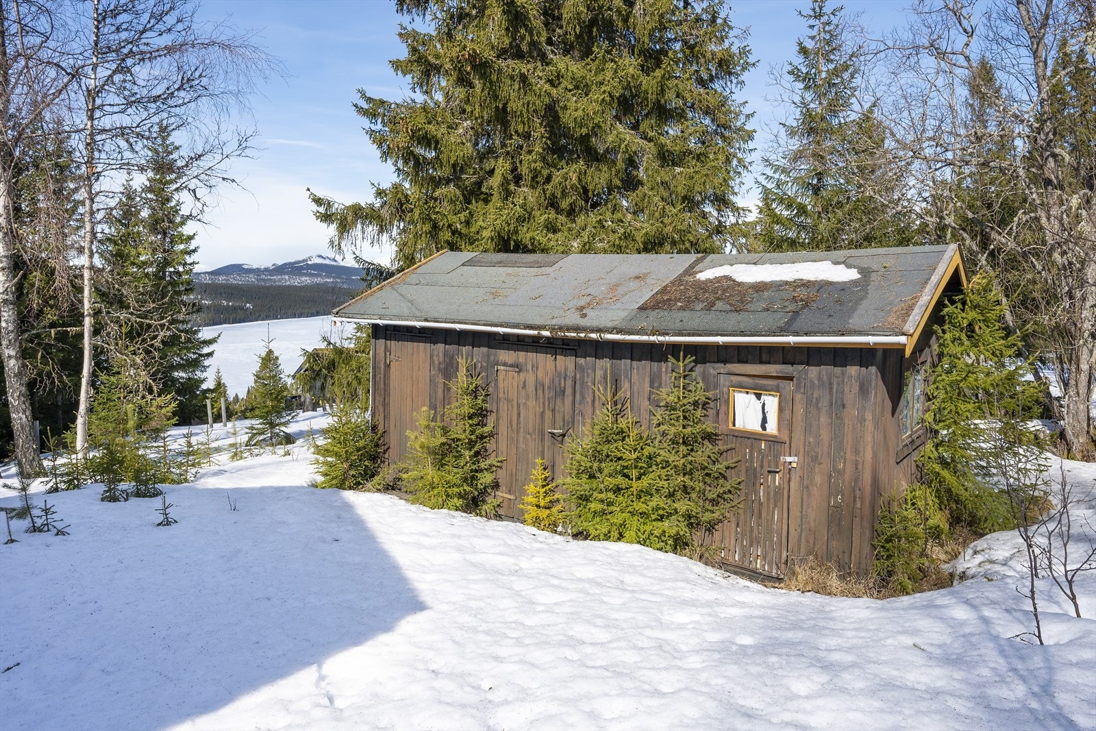 Uthuset er ca 18 kvm. Bygningen er i meget dårlig stand, og bør ikke benyttes i perioder m/mye snø. Galleribilde
