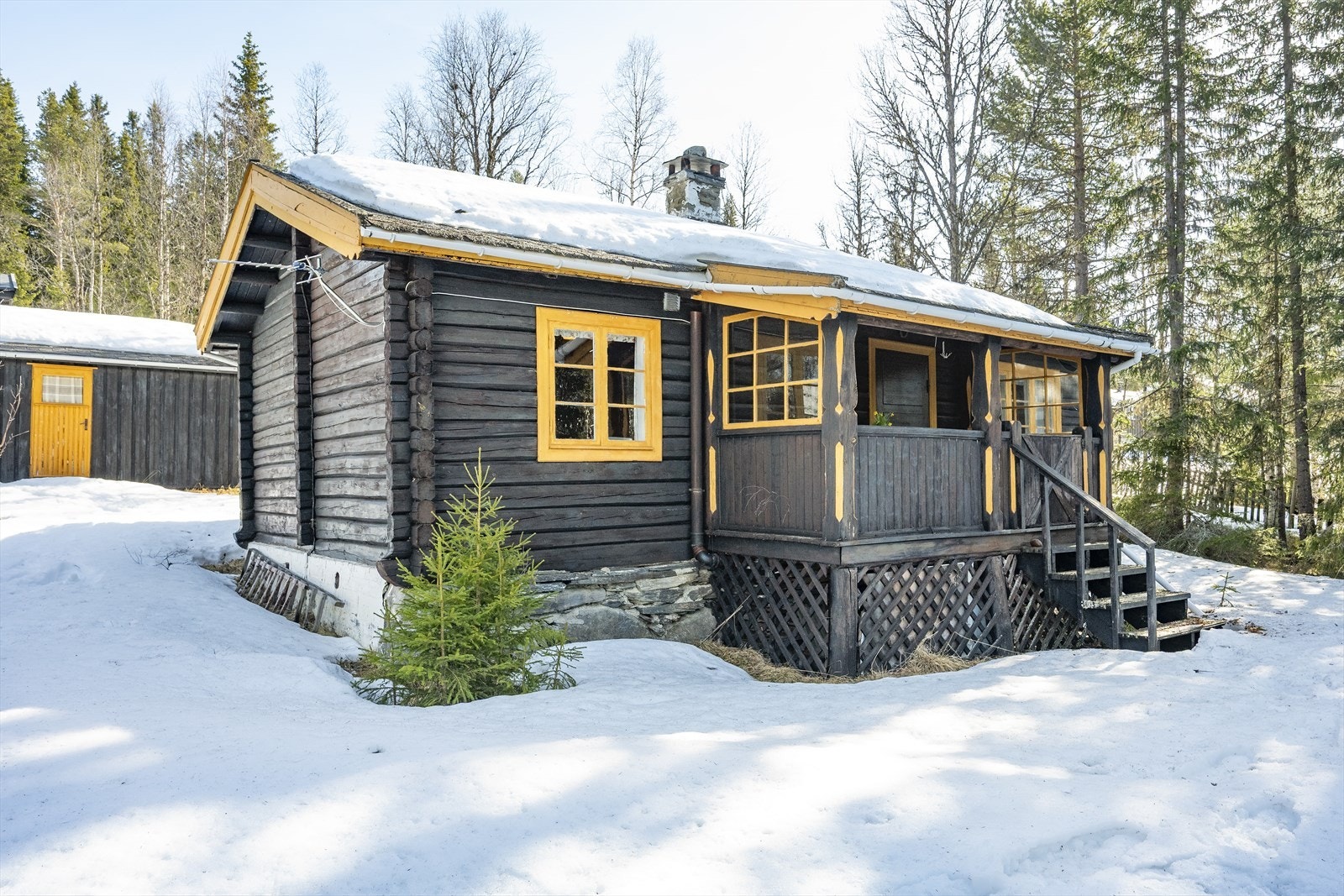 Fra terrassen er det anlagt trapp videre ut på tomta. Galleribilde