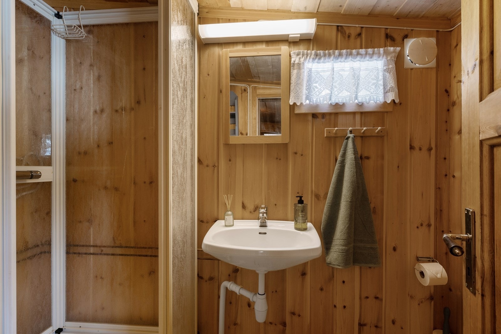 Sanitærrom innredet m/servant, dusjkabinett og toalett. Rommet må oppgraderes før videre bruk. Galleribilde