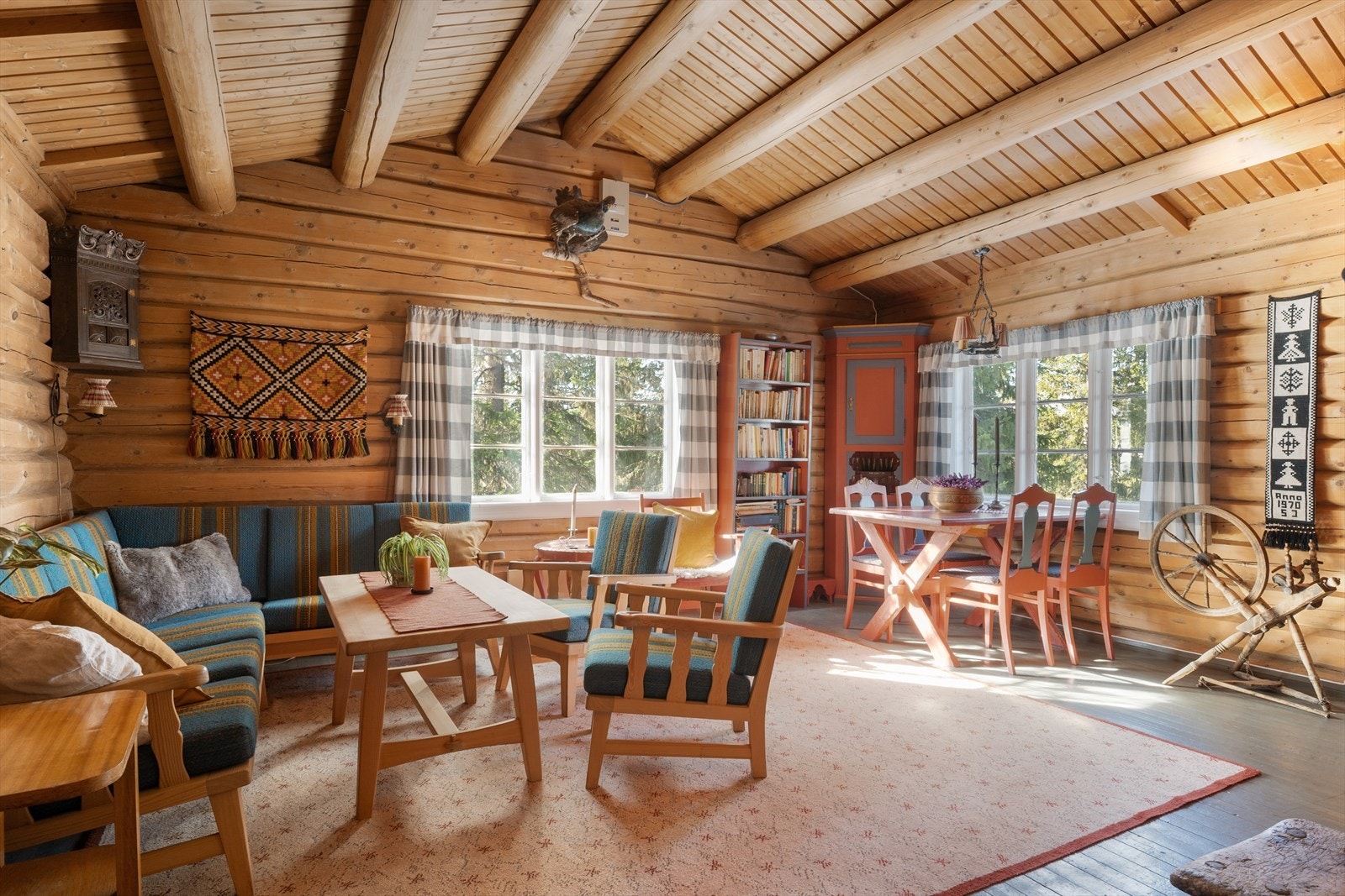 Stua er lun og trivelig m/plass til sofagruppe, spisebord mm. Galleribilde