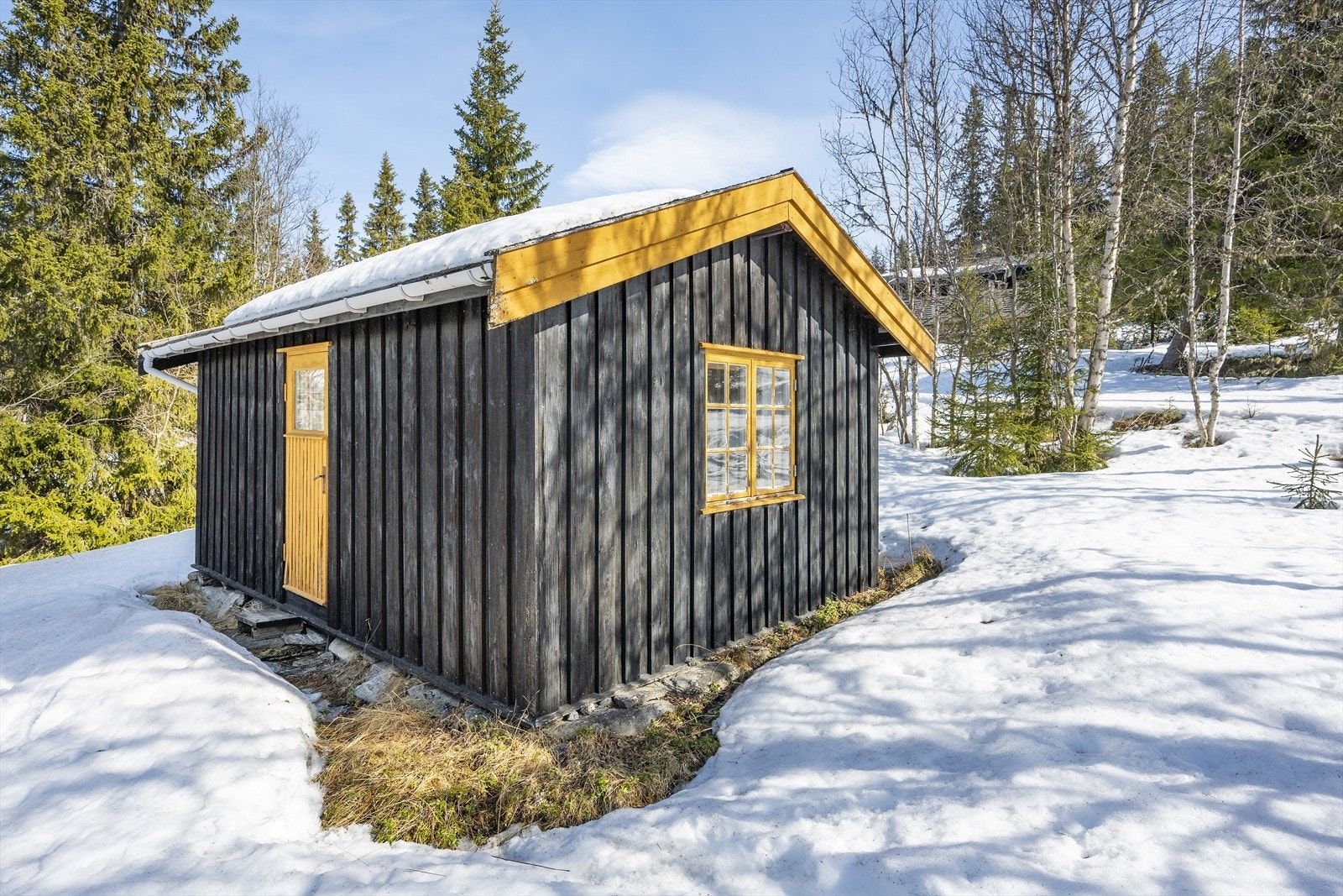 Annekset er ca 17 kvm. Bygget er i meget dårlig stand og bør ikke brukes i perioder m/mye snø. Galleribilde