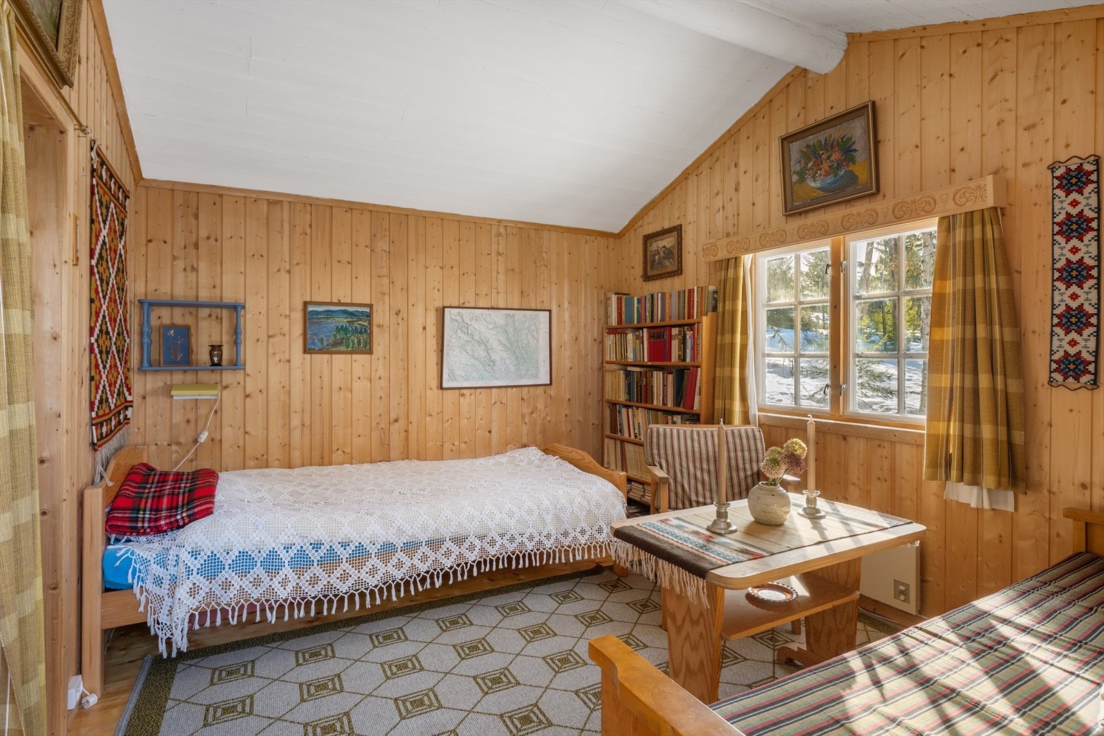 Begge rom fremstår lyse og trivelige. Galleribilde