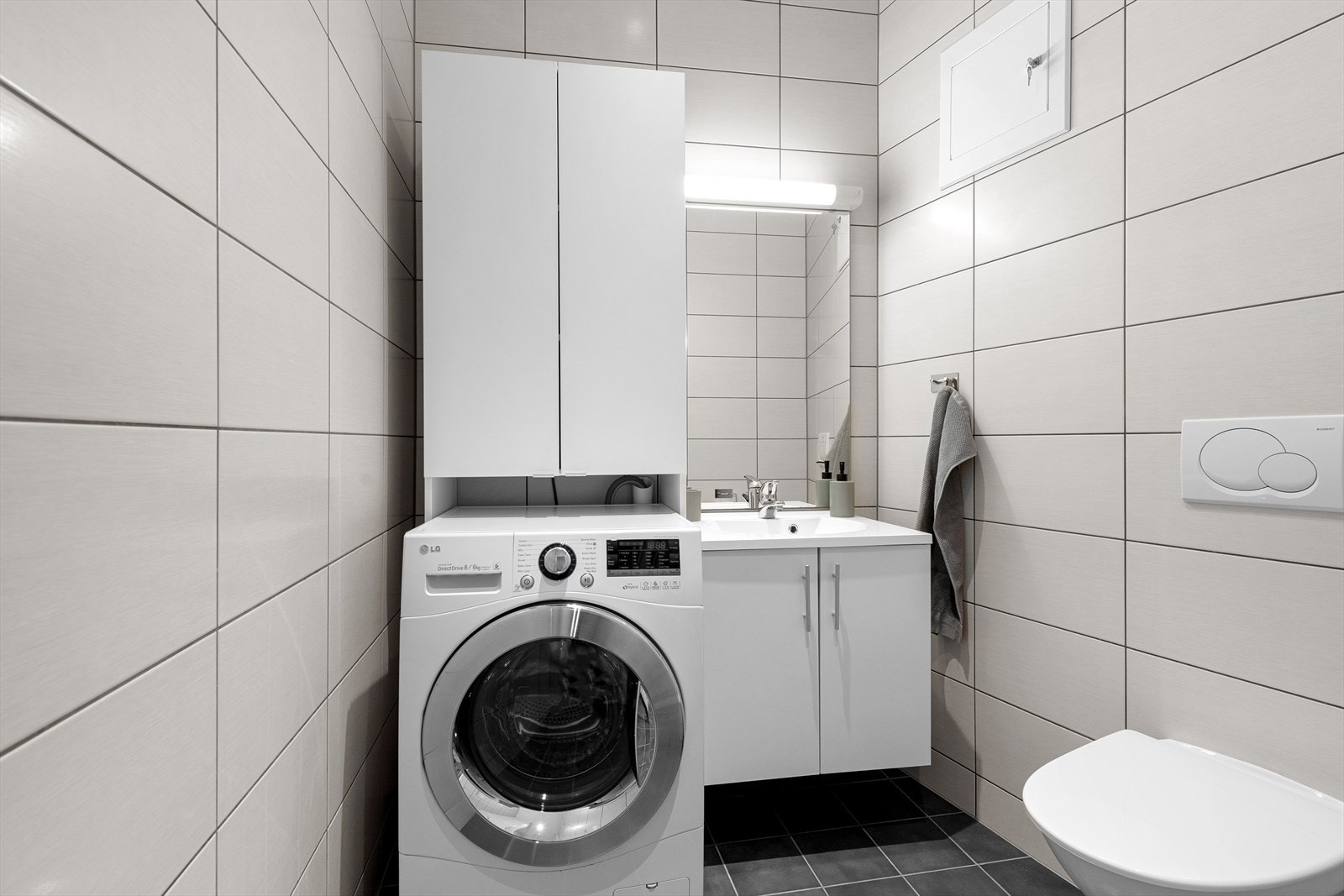 Pent bad/wc med varmekabler i gulv. Opplegg for vaskemaskin. Galleribilde