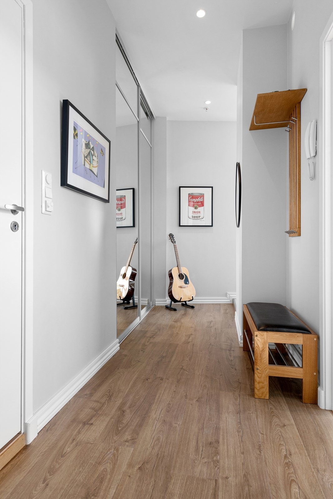 Stor skyvedørsgarderobe i gang. Galleribilde
