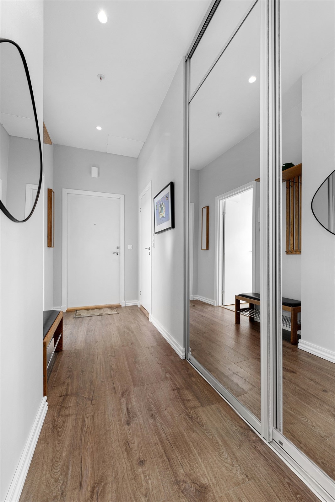 Stor skyvedørsgarderobe i gang. Galleribilde
