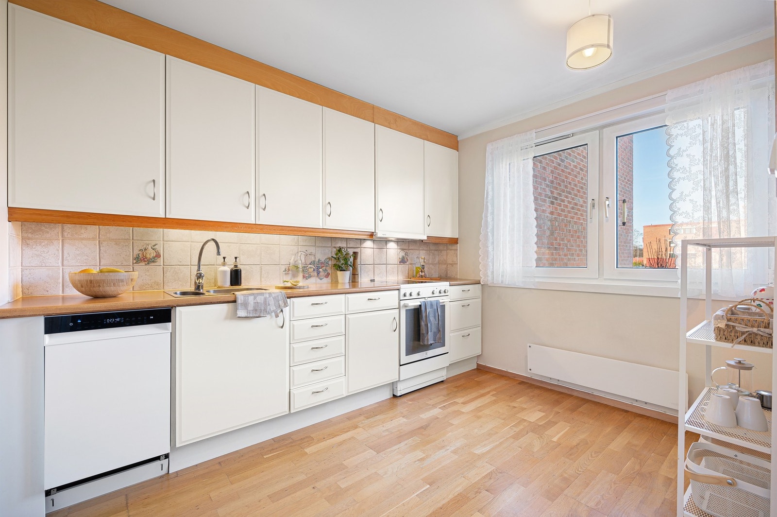 Lyst og flott kjøkken på 8,4m² med mye skap- og benkplass. Galleribilde