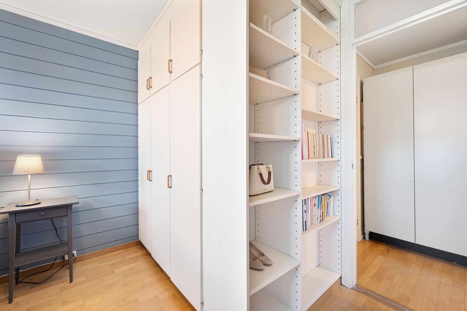 Her er der god plass til dobbeltseng, nattbord og garderobeløsninger. Galleribilde