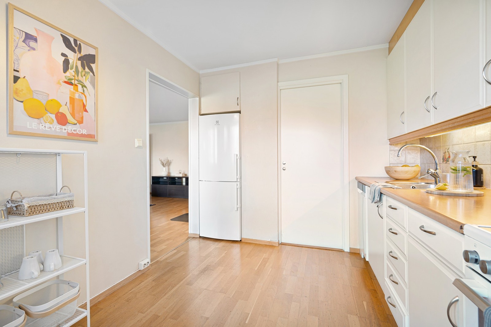 Hvitevarene på kjøkkenet kan medfølge salget hvis ønskelig. Stekeovnen og kjøleskapet er fra 2023, mens vaskemaskinen og ventilatoren er fra 2024. Galleribilde