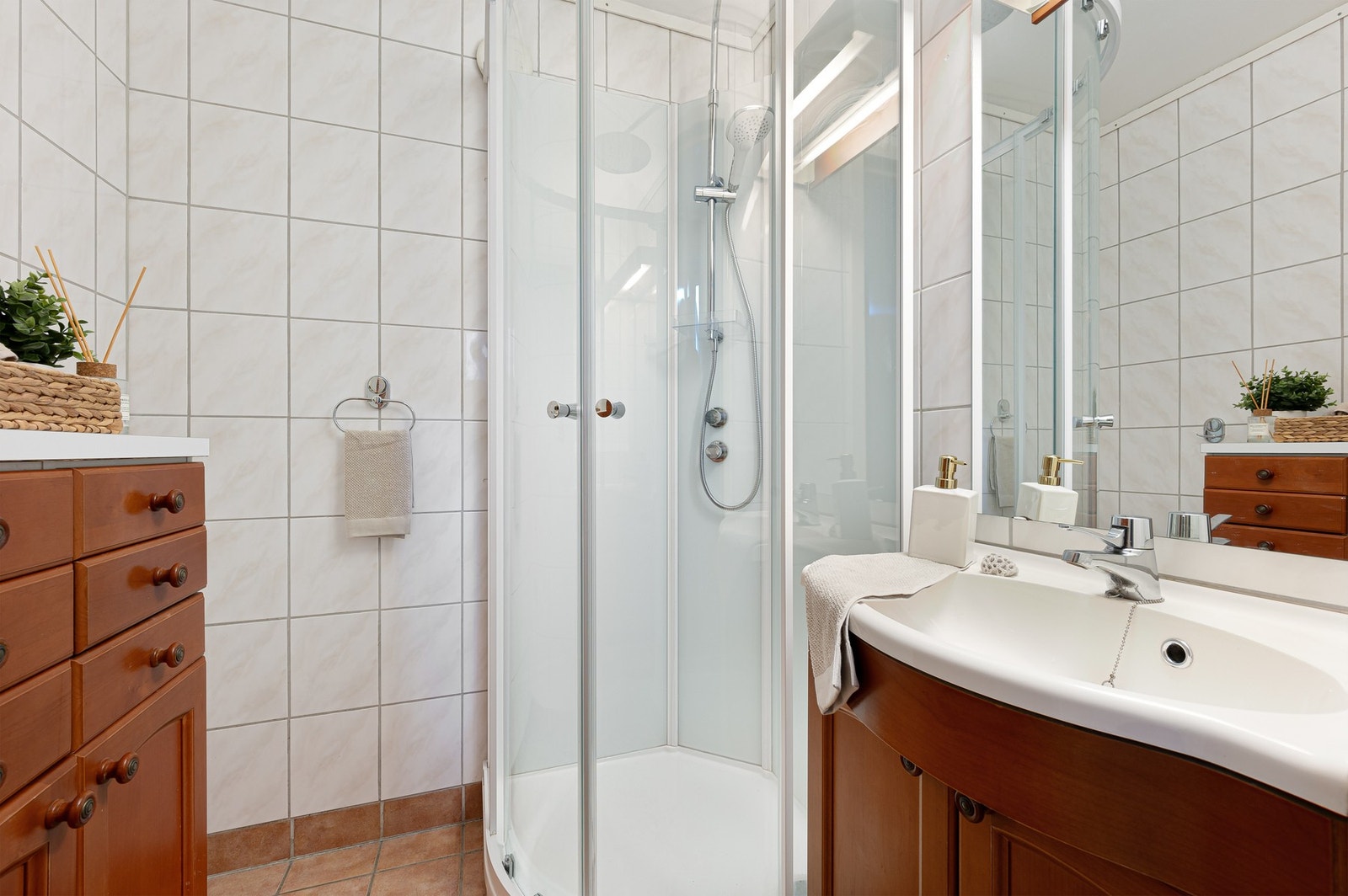 Lyst og lekkert flislagt bad med alt en trenger. Galleribilde