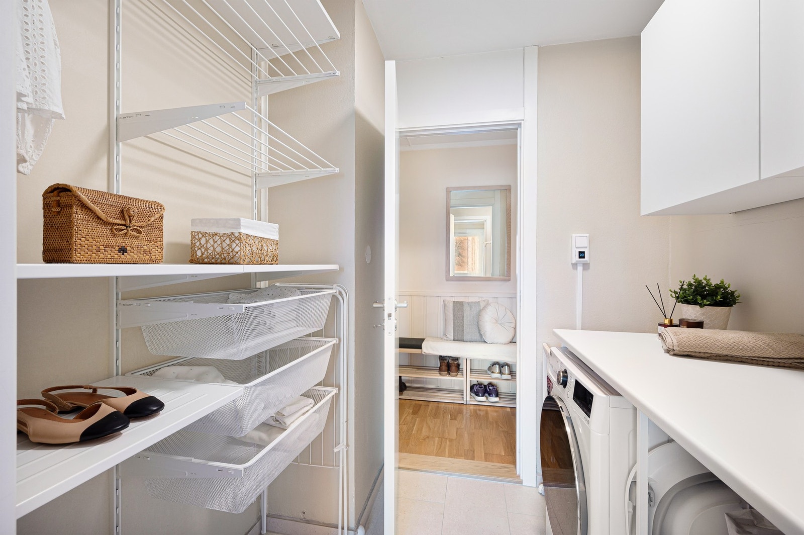 Leiligheten har separat vaskerom som ble renovert i 2024. Praktisk innredning og arbeidsflate. Galleribilde